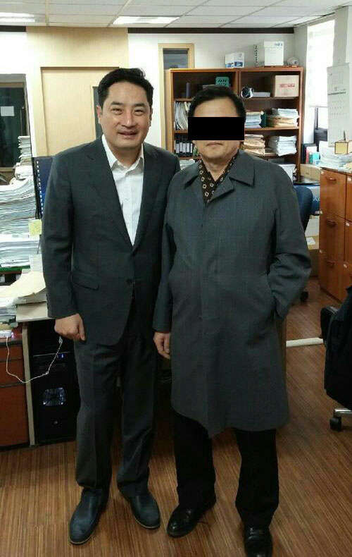강용석 변호사는 2일 연합뉴스와의 통화에서 북한 김정은 국방위원회 제1위원장의 이모 고영숙 부부를 대리해 탈북자 3명을 상대로 명예훼손 소송을 국내 법원에 낸다고 밝혔다. 강 변호사는 고영숙의 남편인 리강(60·박건·사진에서 오른쪽)씨가 지난달 30일 자신을 찾아와 선임했다고 말했다. < 강용석 변호사 제공 >